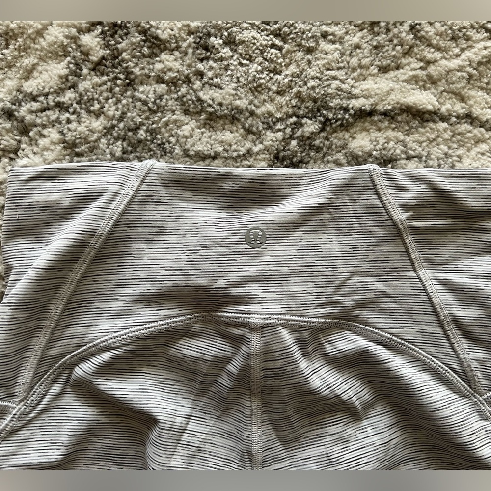 Lululemon leggings size 6 - Picture 3 of 5
